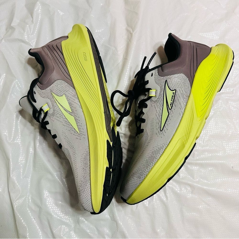 Altra Provision 8 Running Shoes in Light Gray and Green Size 10 near new - Picture 12 of 13